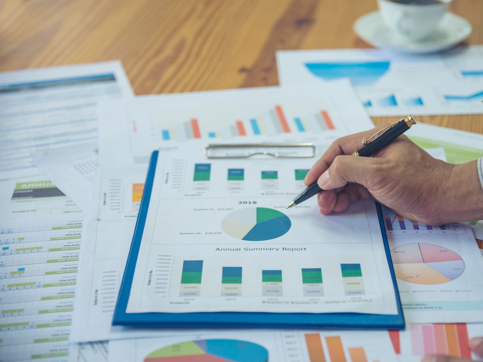 Auditor revisando gráficos e informes financieros de una empresa